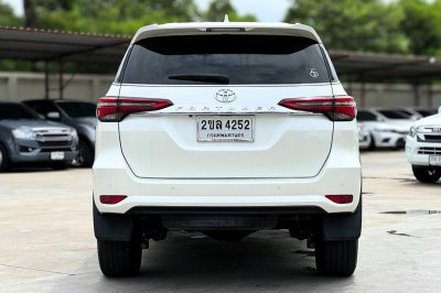 TOYOTA FORTUNER 2.4 Leader V ปี 2022 (2ขล 4252)