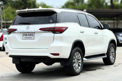 TOYOTA FORTUNER 2.4 Leader V ปี 2022 (2ขล 4252)