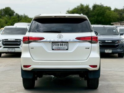 TOYOTA FORTUNER 2.8 V 4WD ปี 2018 (7กษ 8615)
