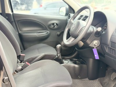 Nissan March มือสอง