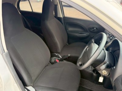 Nissan March มือสอง