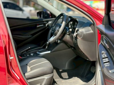 Mazda2 สีแดง มือสอง