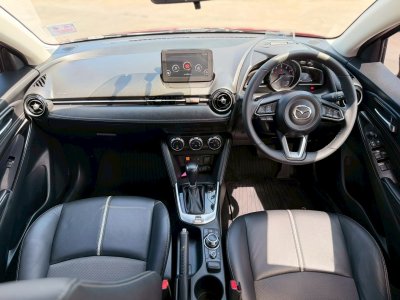 Mazda2 สีแดง มือสอง