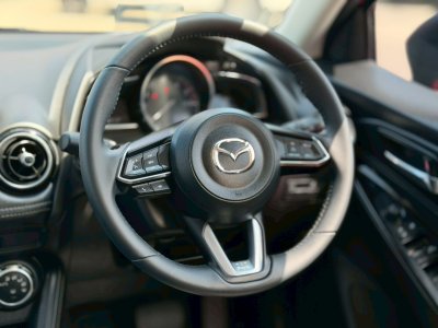 Mazda2 สีแดง มือสอง