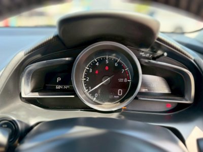 Mazda2 สีแดง มือสอง