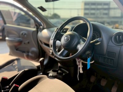 Nissan March มือสอง