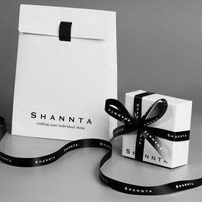 บริการห่อของขวัญฟรีด้วยกล่องพรีเมียมและถุงดีไซน์พิเศษจากแบรนด์ Shannta สำหรับเครื่องประดับเงินแท้ 99.99% พร้อมส่งมอบเป็นของขวัญชิ้นเดียวในโลก