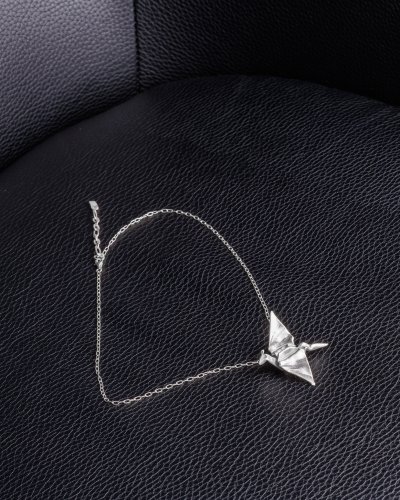 จี้มังกรเงินแท้โอริกามิทำมือบนพื้นหลังสีดำ จี้มังกรเงินแท้โอริกามิทำมือบนพื้นหลังสีดำ