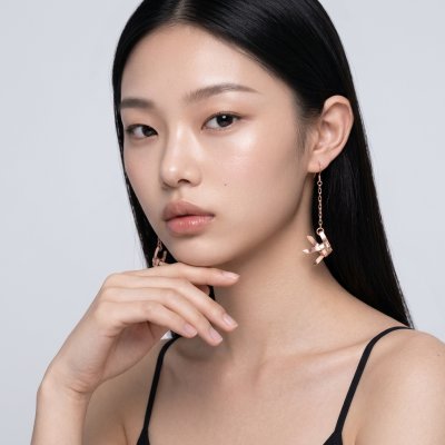ต่างหูปลาตะเพียนชุบโรสโกลด์ (Rose Gold) งานแฮนด์คราฟต์ดีไซน์ไทยร่วมสมัย ตัวเรือนเงินแท้บริสุทธิ์ 99.99% จากแบรนด์ Shannta สวยหรูสไตล์โมเดิร์น