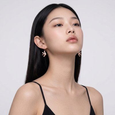 ต่างหูปลาตะเพียนชุบโรสโกลด์ (Rose Gold) งานแฮนด์คราฟต์ดีไซน์ไทยร่วมสมัย ตัวเรือนเงินแท้บริสุทธิ์ 99.99% จากแบรนด์ Shannta สวยหรูสไตล์โมเดิร์น