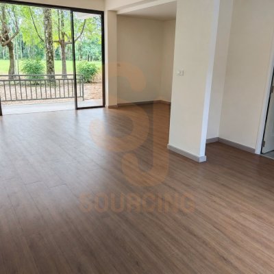 ห้องที่มีประตูกระจกเปิดออกสวน ปูพื้นลามิเนต UNIX by SCG รหัส MD10743 สี Surabaya Teak จังหวัดตราด ผลงาน S.J. Sourcing