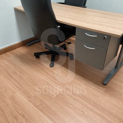 โต๊ะทำงานกับเก้าอี้บนพื้นลามิเนต UNIX by SCG สี Rise Oak ห้องผู้พิพากษา ศาลอุทธรณ์ภาค 6 ผลงาน S.J. Sourcing