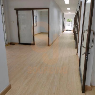 ทางเดินโรงพยาบาลหนองบัว นครสวรรค์ ปูกระเบื้องไวนิล LVT UNIX by SCG รหัส JD401 ผลงาน S.J. Sourcing