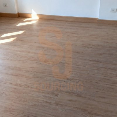 ห้องโล่งที่มีแสงแดดส่อง ปูพื้นลายไม้ บ้านเดี่ยว กรุงเทพฯ ผลงาน S.J. Sourcing