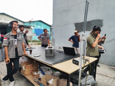 The mechanics on the workstation in horizontal view