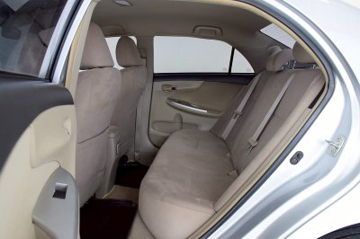 TOYOTA ALTIS 1.8E ปี 2012 จด 13