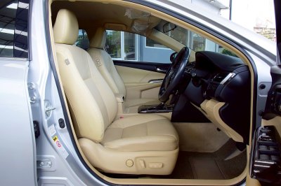 TOYOTA CAMRY 2.0G ปี 2016 จด 17