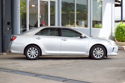 TOYOTA CAMRY 2.0G ปี 2016 จด 17