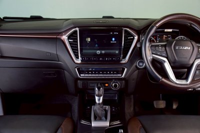 Isuzu D-Max 3.0 M V-Cross 4x4 AT ปี 2023