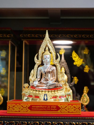 พระพุทธชินราช รุ่น ทวีสุข ปี68 ขนาดหน้าตัก 3.9 นิ้ว เเบบ 3 กษัตริย์