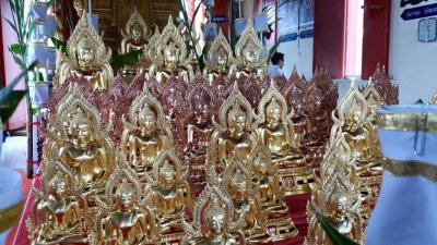 หลวงพ่อเพชร รุ่น บารมีหลวงพ่อเพชร ปี58 ขนาดหน้าตัก 9 นิ้ว