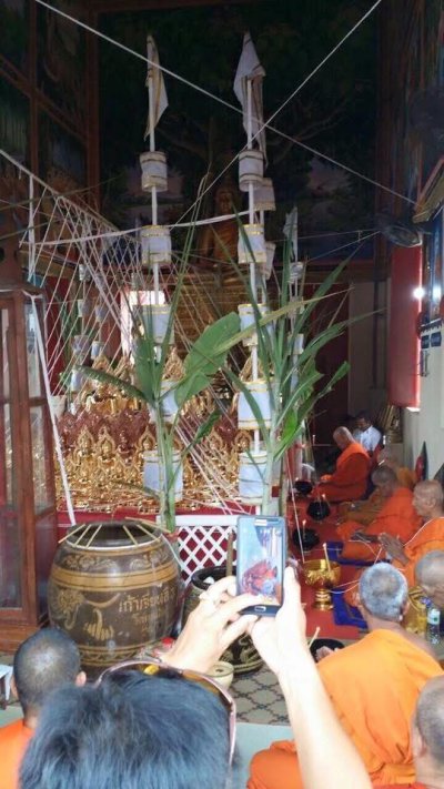 หลวงพ่อเพชร รุ่น บารมีหลวงพ่อเพชร ปี58 ขนาดหน้าตัก 9 นิ้ว