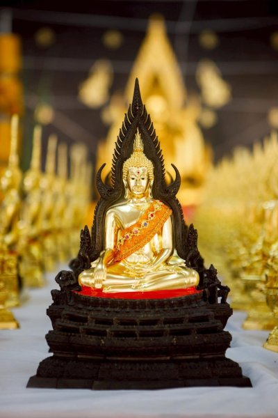 พระพทุธชินราช รุ่น เศรษฐีทวีศิลป์ ปี2568 ขนาดหน้าตัก 5.9 นิ้ว ปิดทองรมดำ