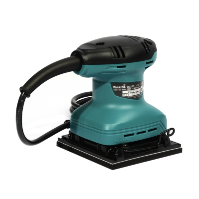 MAKITA M9200B เครื่องขัดกระดาษทรายสั่น จัตุรัส ขนาด 114 X 140 มม. (4-1/2 X 5-1/2 นิ้ว) กำลังไฟ 180 วัตต์ ความเร็วการขัด 14,000 ครั้ง/นาที มีฉนวนสองชั้น (มากีต้า)