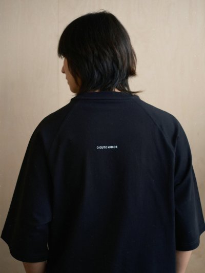 MIRROR WIDE CROP RAGLAN TEE BCKMN STUDIO