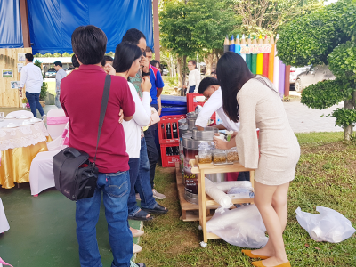 0011 ส่งไอศครีมเลี้ยง งานแต่งงานของคุณอ๋อง กับ คุณเหมี่ยว ที่ รร.วัดตาก้อง จ.นครปฐม ^ ^