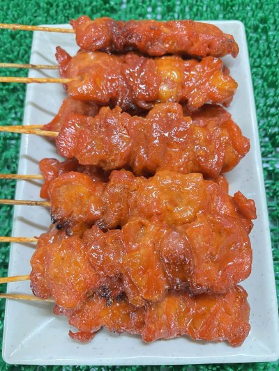 ไก่แดงเสียบไม้สุกพร้อมทาน