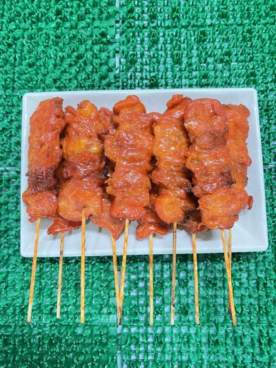 ไก่แดงเสียบไม้สุกพร้อมทาน