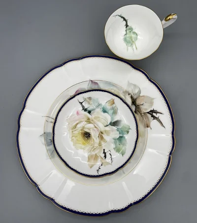 Trio Porcelain - set of white roses - Elegant blue and gold rimmed