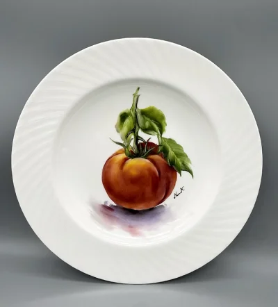 12" round plate with tomato pattern