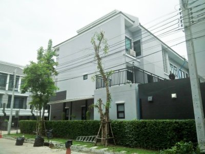 บ้านกลางเมือง สุขสวัสดิ์