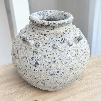 Vase แจกันดินเผาทรงแป้นเรียบปากเล็กบาน สีขาวเก่ามีหู 4 หู ขนาด 24 x 24 cm.