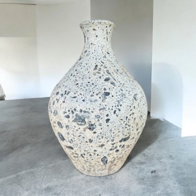 Vase แจกันดินเผาทรงคอยาวปากเล็ก สีขาวเก่า ขนาด 22 x 33 cm.