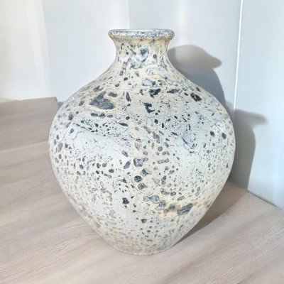 Vase แจกันดินเผาทรงคอสั้นปากเล็ก สีขาวเก่า ขนาด 24 x 29 cm.