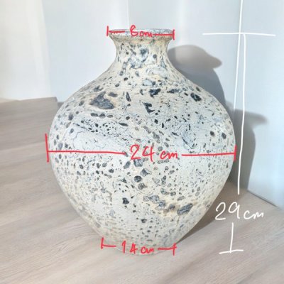 Vase แจกันดินเผาทรงคอสั้นปากเล็ก สีขาวเก่า ขนาด 24 x 29 cm.