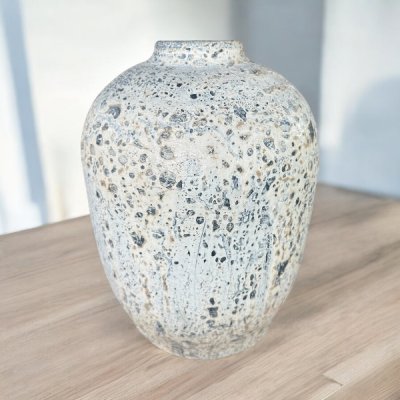 Vase แจกันดินเผาทรงตรงปากตัดเล็ก สีขาวเก่า ขนาด 25 x 34 cm.