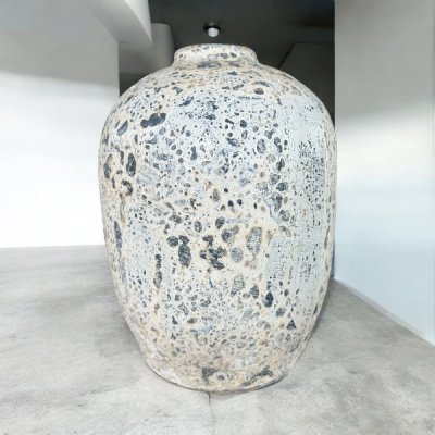 Vase แจกันดินเผาทรงตรงปากตัดเล็ก สีขาวเก่า ขนาด 25 x 34 cm.