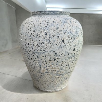 Vase แจกันดินเผาทรงไหอ้วนเรียบ สีขาวเก่า ขนาด 23 x 29 cm.