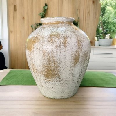 Vase แจกันดินเผาทรงไหอ้วนแป้นปากบาน สีขาวเก่า ขนาด 23 x 29 cm.