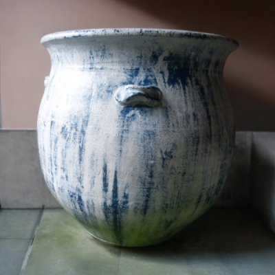 Basin อ่างดินเผาทรงถุงเงินถุงทอง ไม่มีรูก้นใส่น้ำได้ มีหู 4 หู ถ้าจะปลูกต้นไม้แจ้งให้เจาะรูได้ ขนาด 58 x 58 cm.