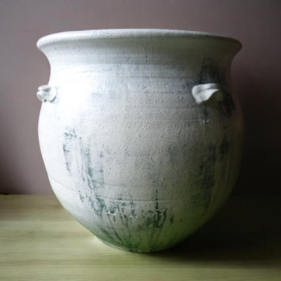 Basin อ่างดินเผาทรงถุงเงินถุงทอง ไม่มีรูก้นใส่น้ำได้ มีหู 4 หู ถ้าจะปลูกต้นไม้แจ้งให้เจาะรูได้ ขนาด 58 x 58 cm.