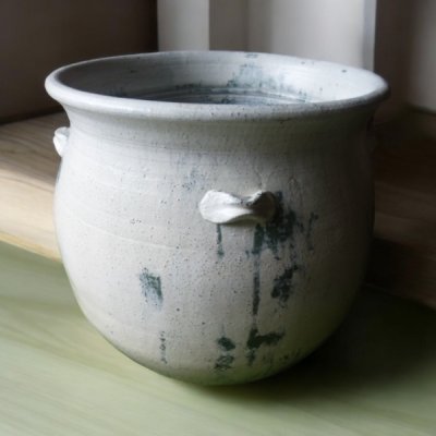 Basin อ่างดินเผาทรงถุงเงินถุงทอง ไม่มีรูก้นใส่น้ำได้ มีหู 4 หู ถ้าจะปลูกต้นไม้แจ้งให้เจาะรูได้ ขนาด 58 x 58 cm.