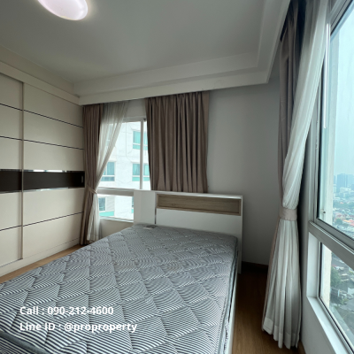 Luxury condo for sale on the river, Supalai River Resort 180 degree river view.