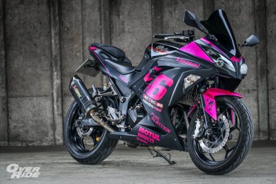 Kawasaki Ninja 300 Black & Pink
