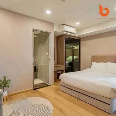 LLOYD Soonvijai-Thonglor