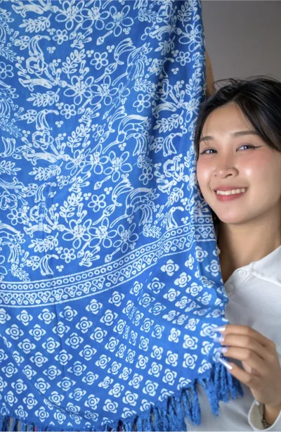 ผ้าคลุมไหล่ลีมาบาติก ย้อมคราม
